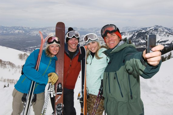 Für viele der Inbegriff vom Winterurlaub: Skifahren mit Freunden oder Familie 