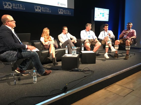 mb-160927-peter-und-die-runde Die Teilnehmer der Podiumsdiskussion beim Hot Lifestyle Track der Bits & Pretzels (v.l.): Peter Bilz-Wohlgemuth, Pamela Reif, Chris Kastenholz, Stefan Mennerich, Fabian Schmidt, Tobias Gröber.