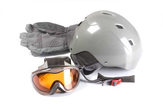 mb-161004-ThinkstockPhotos-467320045 Helm, Handschuhe, Brille und Protektoren gehören beim Snowboarden zum Standard.