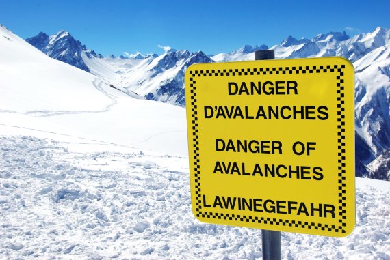 mb-161004-ThinkstockPhotos-100209524 Wer Warnschilder im Skigebiet ignoriert, riskiert auch das Leben anderer.