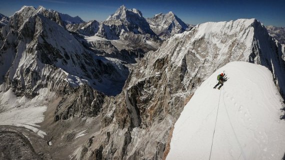 Zusammen mit seinem Kollegen Conrad Anker (im Bild) muss sich David Lama an extrem schwierigen Schneehängen abarbeiten.