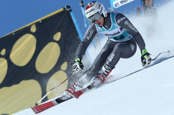 mb-161007-imago23308342h Im Hintergrund prangert groß Jack Wolfskin: Hier beim Weltcup-Finale in St. Moritz.