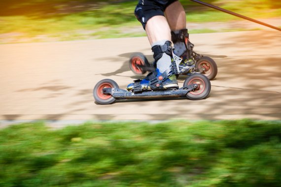 Langlauftraining ohne Schnee – mit dem Skiroller 