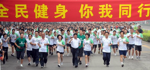 mb-161017-imago04706288h-1- The parks are full of runners: more and more people are taking to the streets in Beijing.