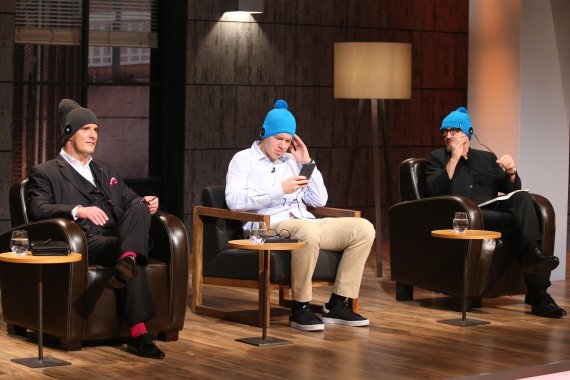 mb-161021-20160202DHDL355 Lässige Jury: Ralf Dümmel (l.), Frank Thelen (M.) und Jochen Schweizer mit „Eareble“-Mützen.