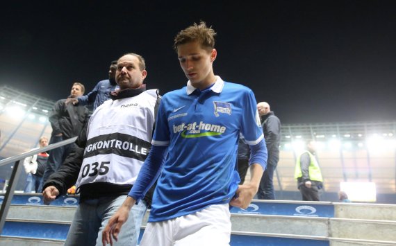 mb-161025-imago24086101h They can usually be seen in the stadium at Bundesliga football games: NADA’s doping inspectors, seen here with Hertha BSC’s Yannick Stark.