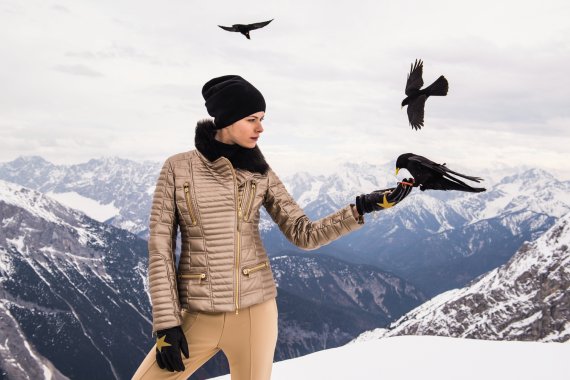 mb-161025-GOLD_02_Imagebilder_Bogner_Sport_ Goldig! Eine Trendfarbe für den Winter 2016/2017 ist Gold: Die Bikerjacke und Jetpants von Bogner Sports.