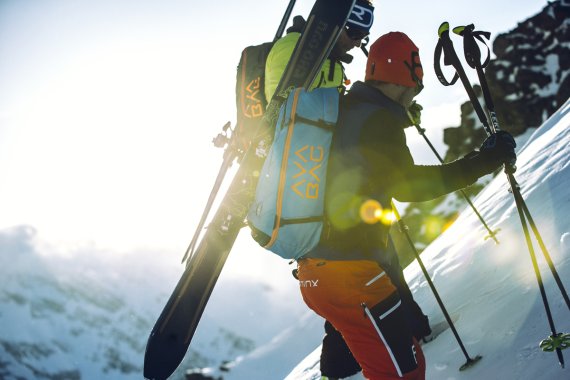 Perfect for ski touring and freeriding: The Ortovox Avabag only weighs 690 grams.