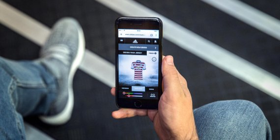 mb-161027-adidas-digital Mit dem „Creator Studio“ können Fußballfans das Trikot ihres Lieblingsklubs gestalten.