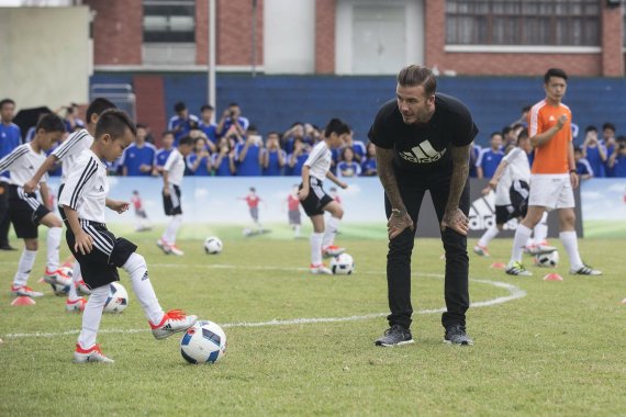 mb-161027-david-beckham-adidas-china-fussballschule Adidas-Botschafter David Beckham trainiert mit chinesischen Fußballtalenten.