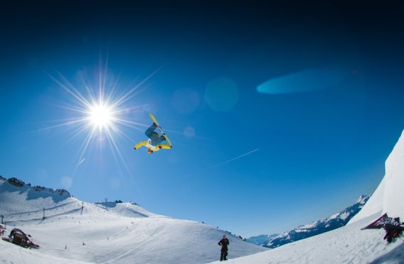 mb-161014-1-snowboarder-in-action Wearables können Ihr Wintersporterlebnis noch besser machen.