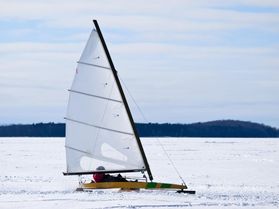 Eissegeln: Mit mehr als 100 km/h über den gefrorenen See