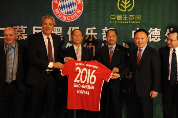 mb-kooperation-fc-bayern-qingdao Jörg Wacker (2nd from left) of the FC Bayern in the Chinese embassy in Berlin