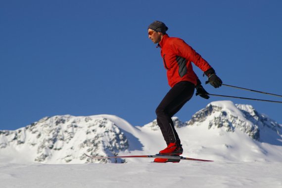 Langläufer unterwegs auf den Loipen der Schweiz Skilanglauf-Freuden: Mit kraftvollem Schwung in der Loipe