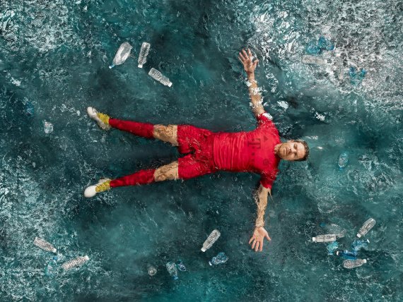 mb-xabialonso-muell Will nur vor dem Spiel ins Schwimmen geraten: Xabi Alonso ist Botschafter der Kampagne.
