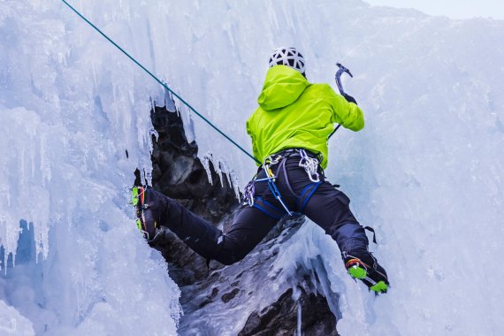 Sicheres Klettern auf Eis, auch eine Frage der Steigeisen