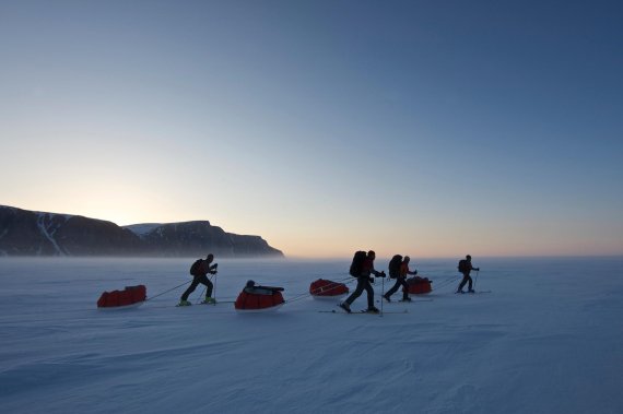 mb-161109-4 Baffin Island Wandern über das Eis: Trotz Schneeschmelze traut sich die Gruppe um Stefan Glowacz auf Eis.