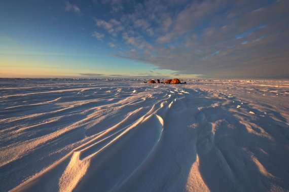 mb-161109-5 Baffin Island Von 1000 Meter hohen Felswänden keine Spur: Stefan Glowacz und Co. im Lager auf Baffin Island.