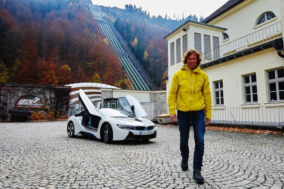 mb-bmwi8-glowacz Umweltbewusst unterwegs: Stefan Glowacz mit dem BMW i8 vor dem Walchenseekraftwerk.