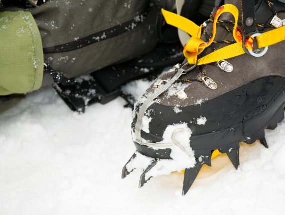 mb-161111-ThinkstockPhotos-172694064 Steigeisen vor der Tour einstellen, nicht in Eile mit klammen Fingern im Schnee.