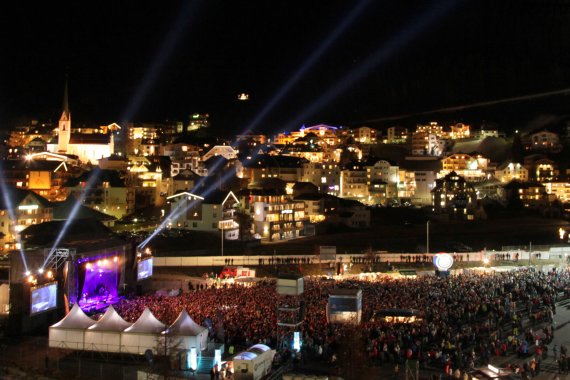 mb-IschglbeiNacht1 Winter sports region Ischgl, whose municipal council actually had issued a ski boot ban.