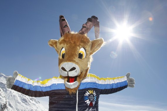 Das Steinbock-Maskottchen der Alpinen Ski-WM 2017 in St. Moritz ist happy.