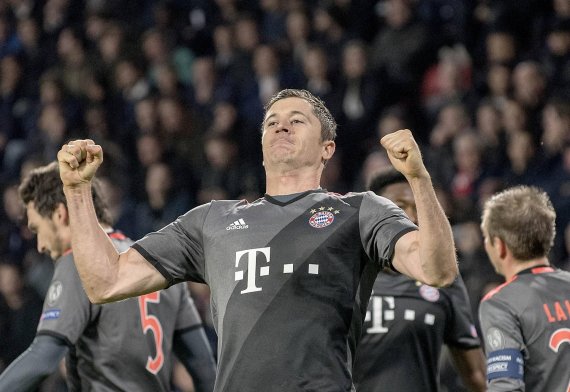 mb-161125-imago26076419h Die Bayern strotzen vor Kraft: Robert Lewandowski lässt die Muskeln spielen.