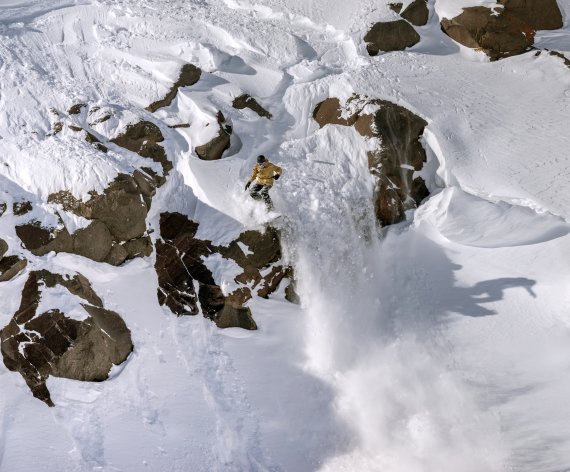 Die große Gefahr beim Snowboarden – versteckte Steine im Schnee 