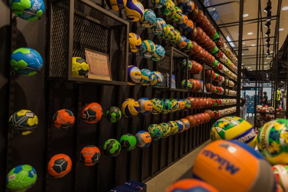 mb-161125-sportscheck-filiale-muenchen-125-1 Where you should keep the overview: The customer doesn’t have that easy of a time find out which ball is the best.