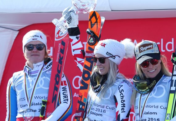 mb-161125-lara-gut-viktoria-rebensburg-ski Viktoria Rebensburg (left), Eva-Maria Brem, and Lara Gut (right) present their ski manufacturers in the proper light on the podium.