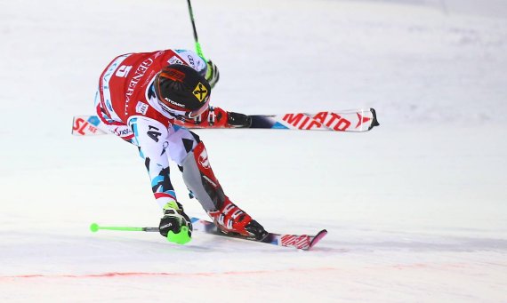mb-ski-marcel-hirscher Wenn sich Marcel Hirscher über die Ziellinie wirft, wird in Zukunft Flyeralarm im Umfeld werben.