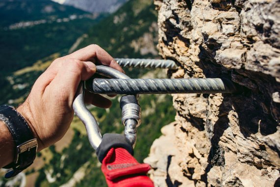 mb-161202-ThinkstockPhotos-619749304 Sicherer Halt: Vor Saisonstart sollte man bei der Kletterausrüstung noch mal Hand anlegen.