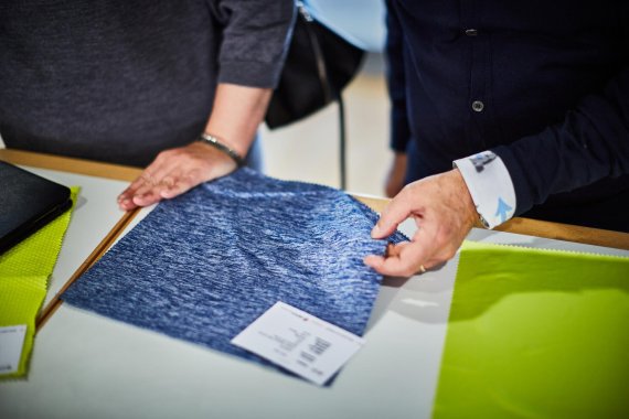 mb-161202-ispo-textrends-2017-jury-meeting-bts-171 Das Berühren der Stoffe, um ein Gefühl für sie zu bekommen, ist ein Hauptbestandteil des ISPO-TEXTRENDS-Jurymeetings.