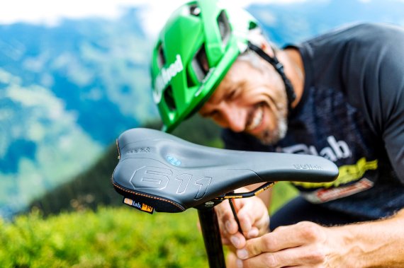 mb-161213-sqlab_tibor_ergowave_ispo Entwickelt mit dem SQlab-Team die Sättel selbst: MTB-Profi Tibor Simai.