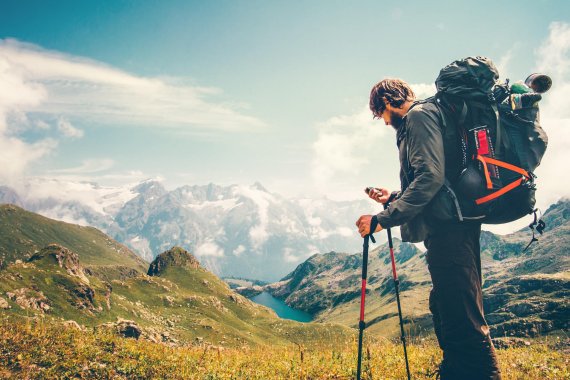 Nicht ohne Handy zum Wandern – das müssen Outdoor-Smartphones können.