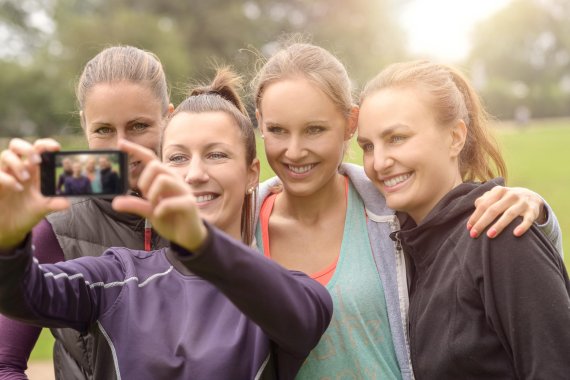 mb-161215-thinkstockphotos-491246004 Many people use selfies to present themselves in social networks.