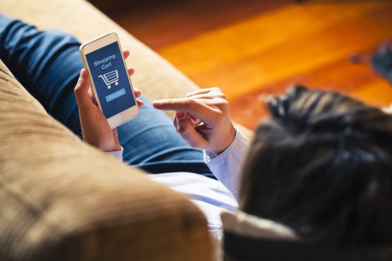 mb-online-shoppen-smartphone Ist die Produktauswahl übersichtlich, geschieht der Einkauf zügiger.