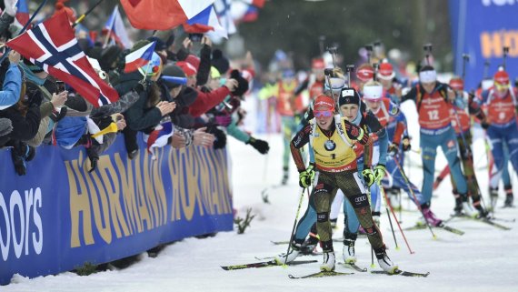 Der Wettlauf um den Sieg und ums Geld: Deutschlands Top-Biathletin Laura Dahlmeier fährt vorne weg.