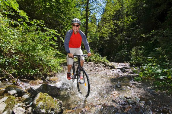 mb-161227-ThinkstockPhotos-536852725 Bäche, Felsen, Abgründe: Mountainbiker hält so schnell nichts auf