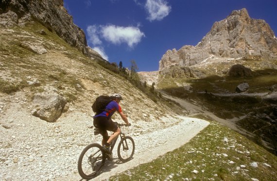 mb-161227-ThinkstockPhotos-115560762 Traumkulisse: Mit dem Mountainbike durch die Südtiroler Dolomiten