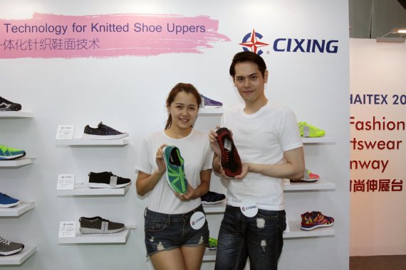 mb-161215-img-9134 At the trade fair you will be able to test 3D-printed shoe soles.
