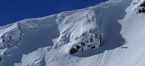 mb-161128-freeski-austria A tiny red spot leaping off the white cliffs – that’s Roman Kuss in action.