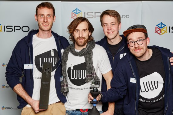 mb-170116-ISPO MUNICH 2015_jf_0905 Beim ISPO AWARD 2015 räumte Luuv ab, CEO Felix Kochbeck (l.) hält den Pokal für das „Product of the year“ in der Action-Kategorie.