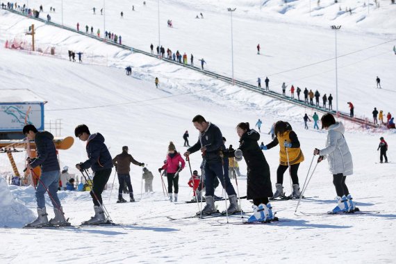 mb-170118-ski-in-china-resort-ispo-beijing China is catching up on the infrastructure for its winter sports locations – you can see for yourself as part of ISPO BEIJING.