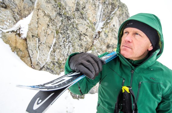 Didier Cuche ist auf dem Arlberg in einer Kjus Jacke mit der 3DeFX+® Technologie von Toray unterwegs.