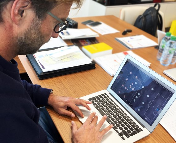 mb-170125-jurgen-klopp-fussball-plattformtaktikr Juergen Klopp, currently trainer at FC Liverpool, working with taktikr.