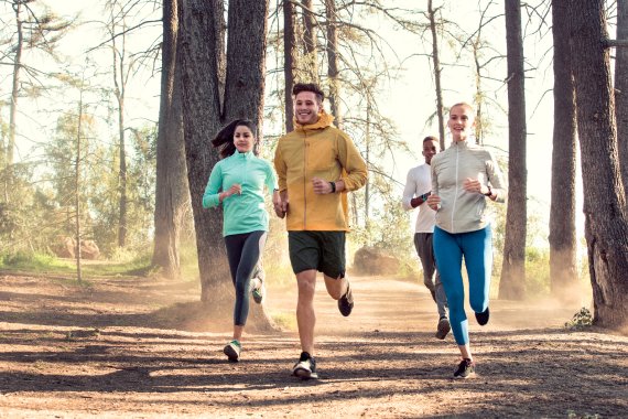 mb-170125-2-fitbit-charge-2-group-hiking-lifestyle-2 Fitness-Tracker bieten 2017 viel Neues und sind besser als je zuvor.
