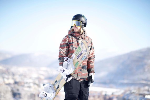 Snowboarder Sage Kotsenburg mit dem Mod3 Helm und der LineMiner Brille von Oakley. 