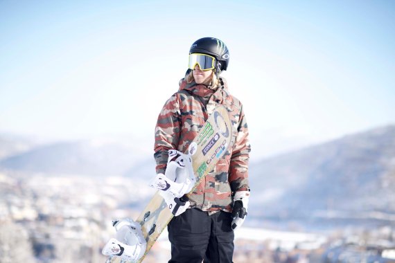 mb-170130-Oakley_SageKotsenburg_Mod3Helmet_LineMinerGoggle-1 Snowboarder Sage Kotsenburg mit dem Mod3 Helm und der LineMiner Brille von Oakley.