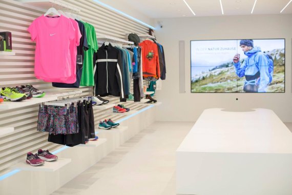 mb-170130-8 - Header Teaser Alle zwei Wochen wird der Store von Keller Sports komplett neu ausgestattet. Hier ist ein Running-Sortiment vor der Multifunktions-Media-Wall zu sehen.